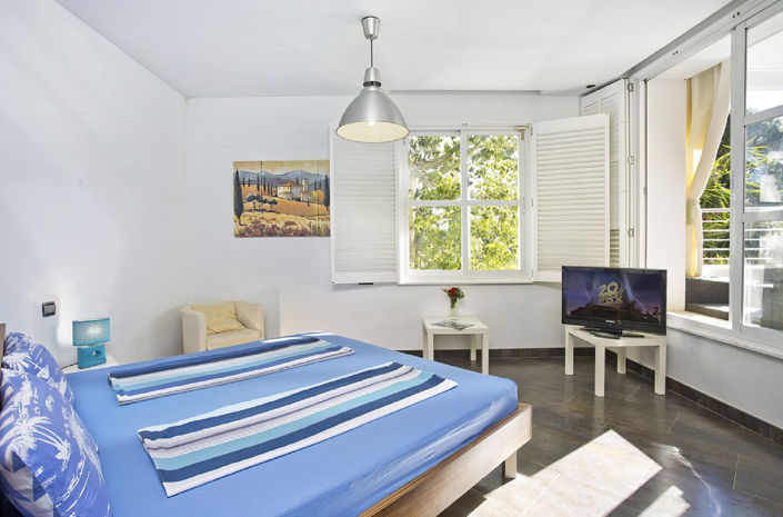 Image No.28-8 Bed Property for sale