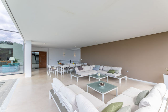 Image No.14-6 Bed Property for sale