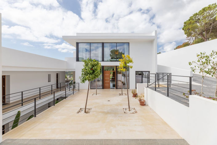 Image No.17-6 Bed Property for sale