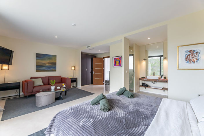 Image No.20-6 Bed Property for sale