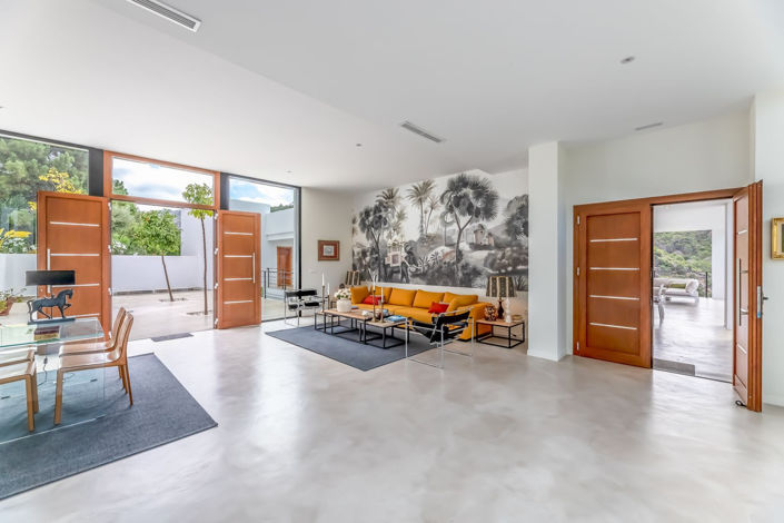 Image No.8-6 Bed Property for sale