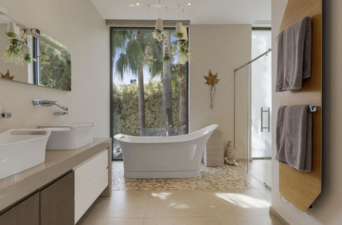 Image No.12-7 Bed Property for sale