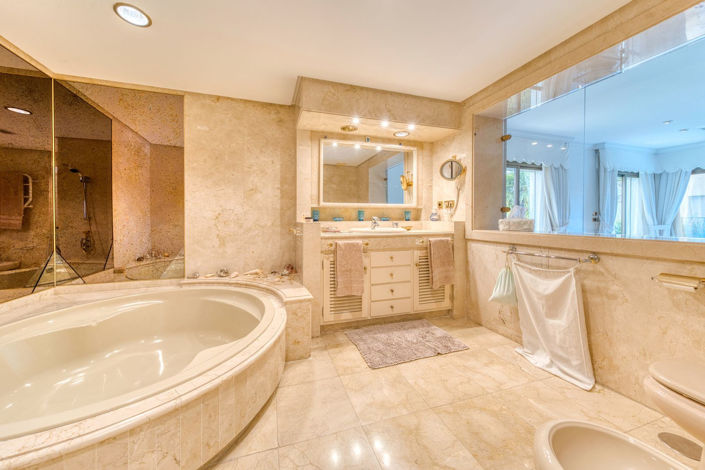 Image No.10-6 Bed Property for sale