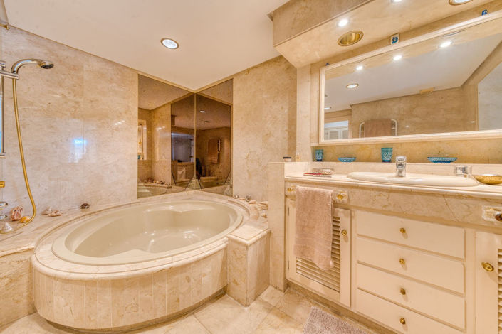 Image No.11-6 Bed Property for sale