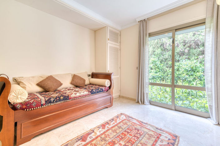 Image No.12-6 Bed Property for sale