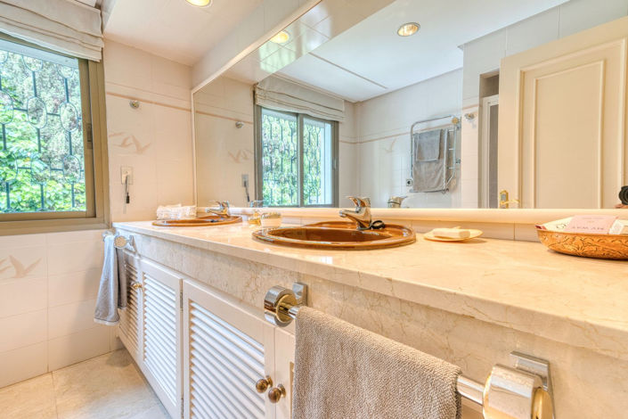 Image No.13-6 Bed Property for sale