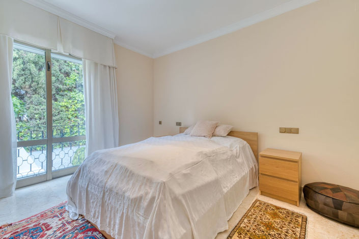 Image No.14-6 Bed Property for sale