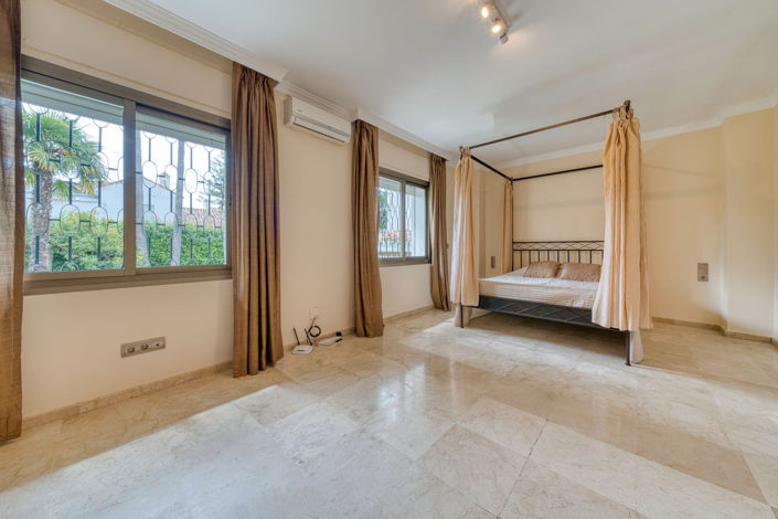 Image No.15-6 Bed Property for sale