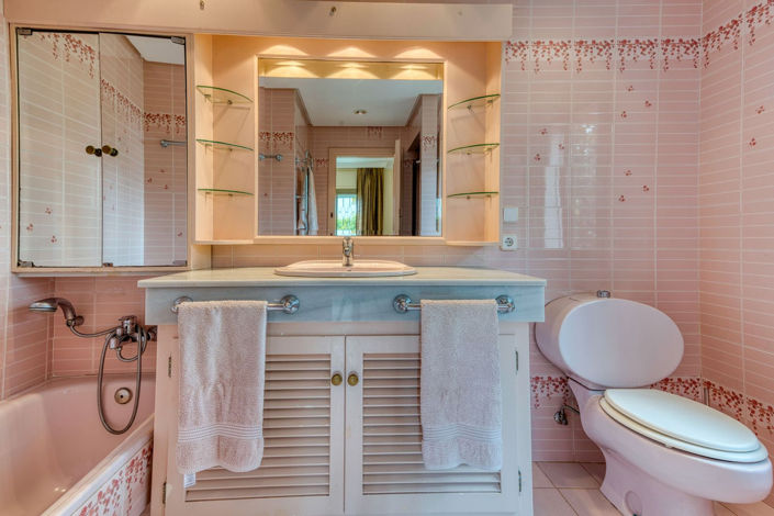 Image No.16-6 Bed Property for sale