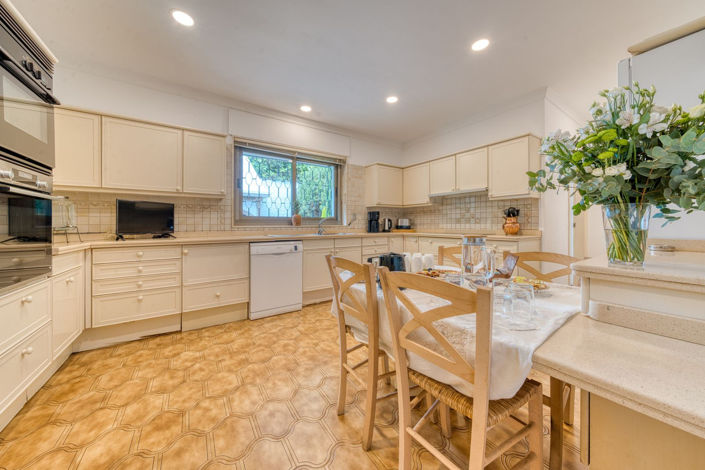 Image No.18-6 Bed Property for sale