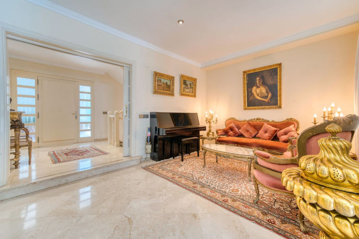 Image No.20-6 Bed Property for sale