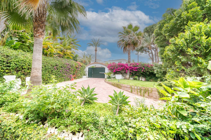 Image No.30-6 Bed Property for sale