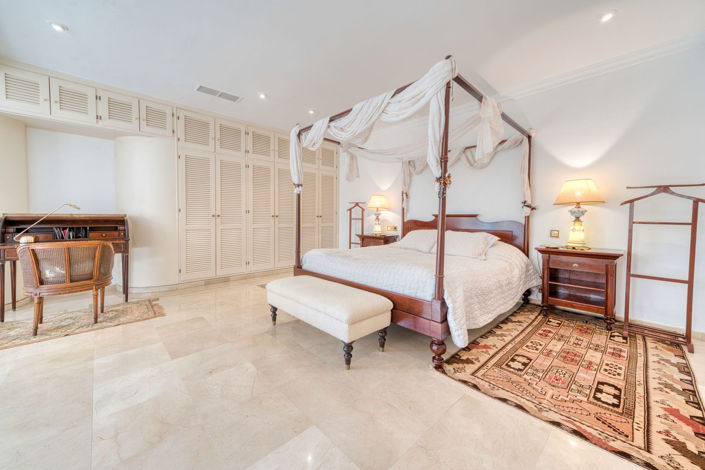 Image No.6-6 Bed Property for sale