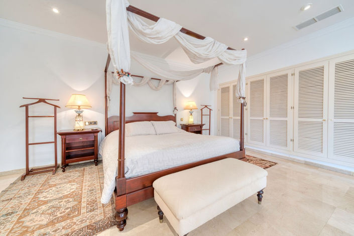 Image No.8-6 Bed Property for sale