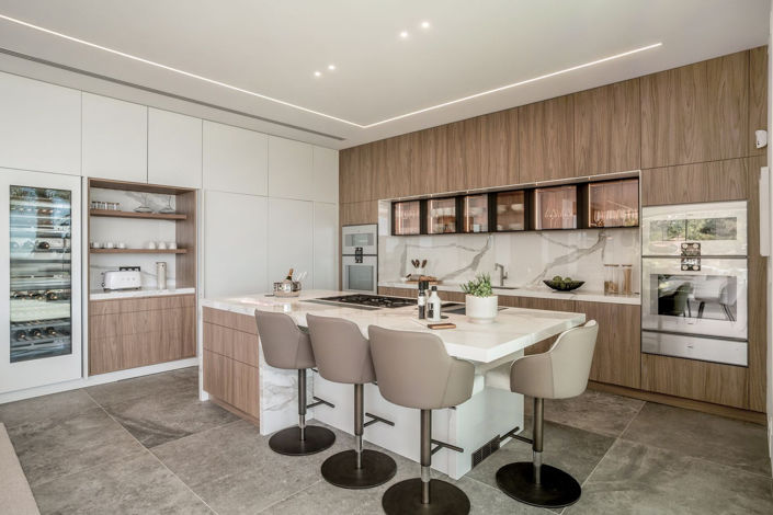 Image No.18-6 Bed Property for sale