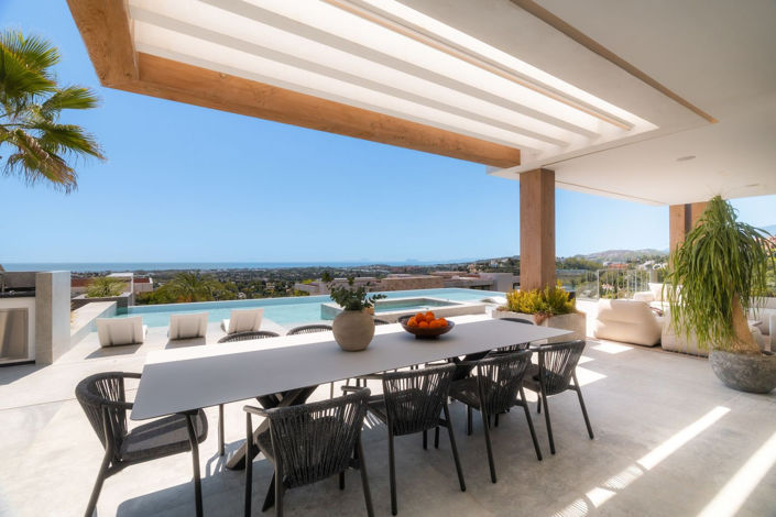 Image No.20-6 Bed Property for sale