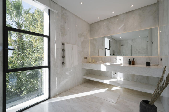 Image No.16-6 Bed Property for sale