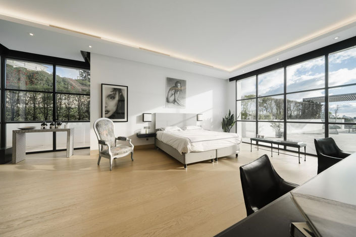 Image No.17-6 Bed Property for sale