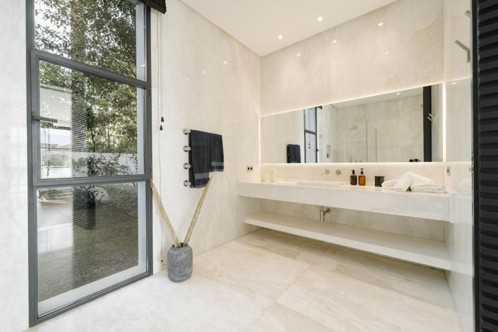 Image No.18-6 Bed Property for sale