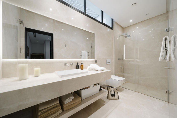 Image No.24-6 Bed Property for sale