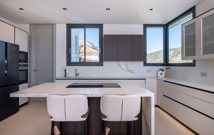 Image No.14-6 Bed Property for sale