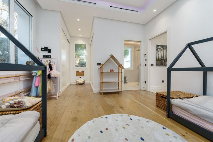 Image No.11-6 Bed Property for sale