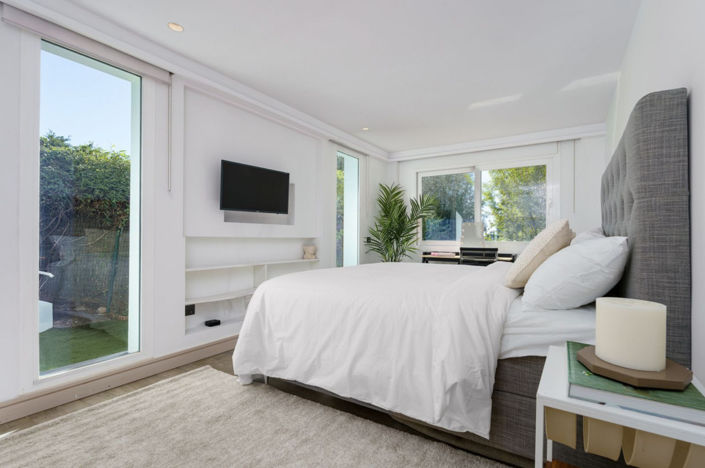 Image No.13-6 Bed Property for sale