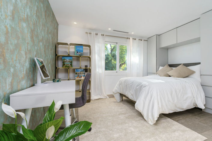 Image No.17-6 Bed Property for sale