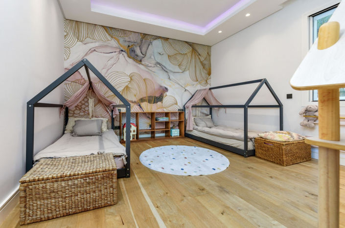 Image No.20-6 Bed Property for sale