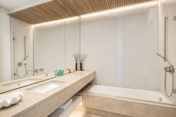 Image No.17-6 Bed Property for sale