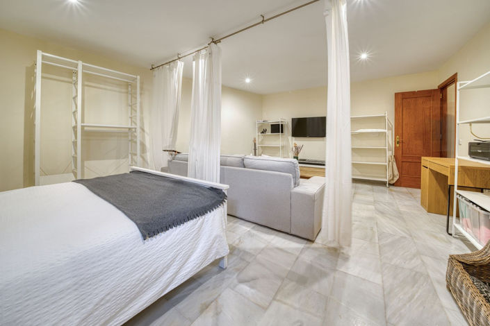 Image No.36-5 Bed Property for sale