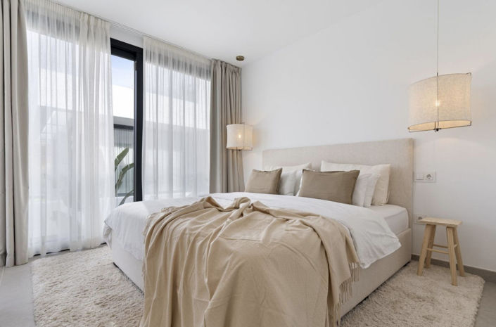 Image No.10-6 Bed Property for sale