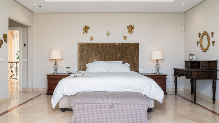 Image No.10-8 Bed Property for sale