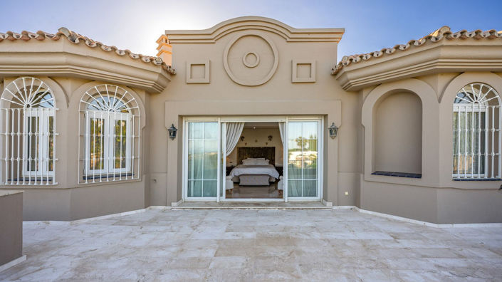 Image No.15-8 Bed Property for sale