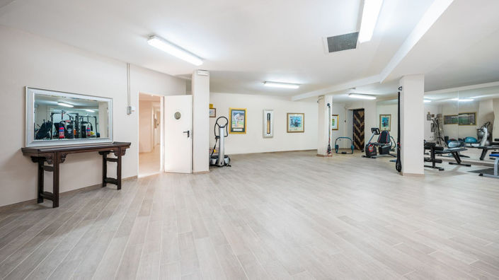 Image No.16-8 Bed Property for sale