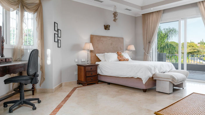 Image No.5-8 Bed Property for sale