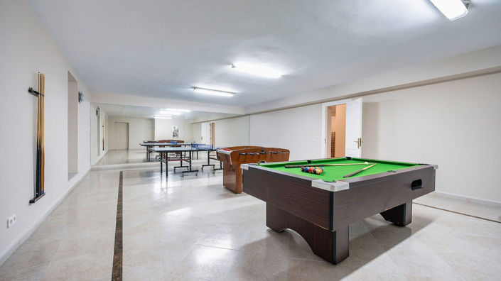 Image No.17-9 Bed Property for sale