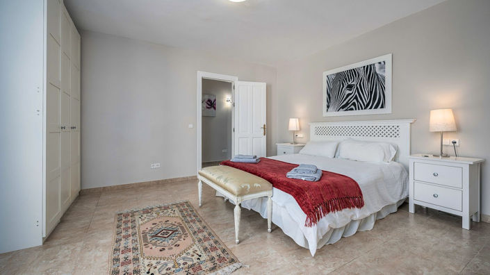 Image No.4-9 Bed Property for sale