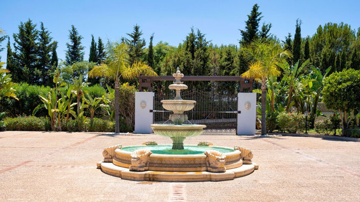 Image No.5-9 Bed Property for sale