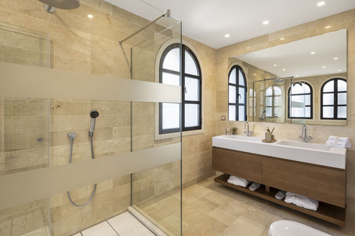 Image No.18-12 Bed Property for sale