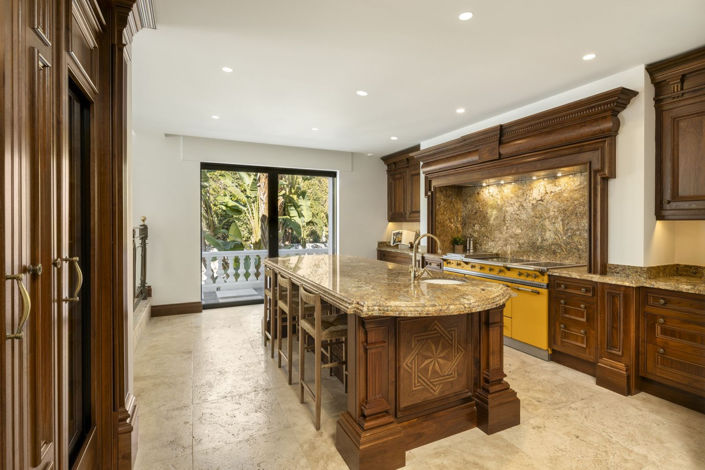 Image No.9-12 Bed Property for sale