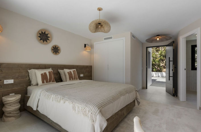 Image No.10-6 Bed Property for sale