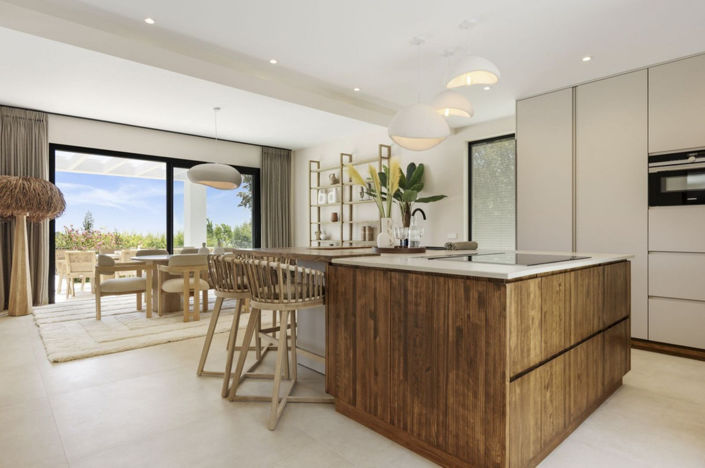 Image No.13-6 Bed Property for sale