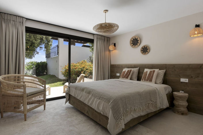 Image No.18-6 Bed Property for sale