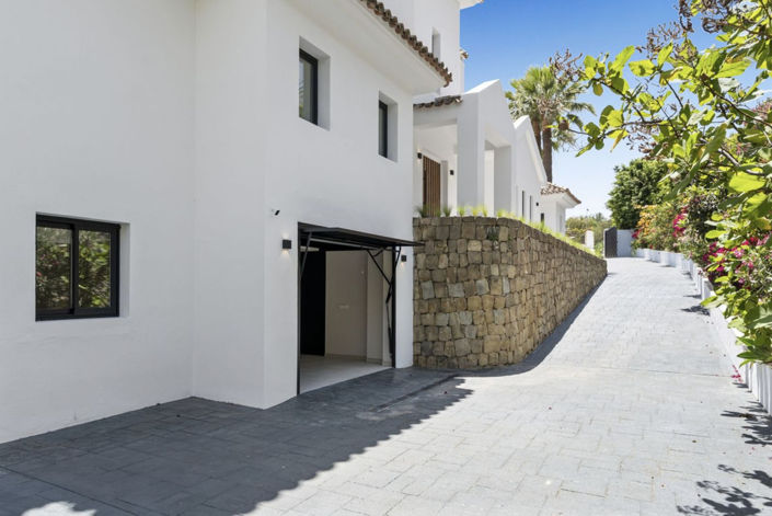 Image No.20-6 Bed Property for sale