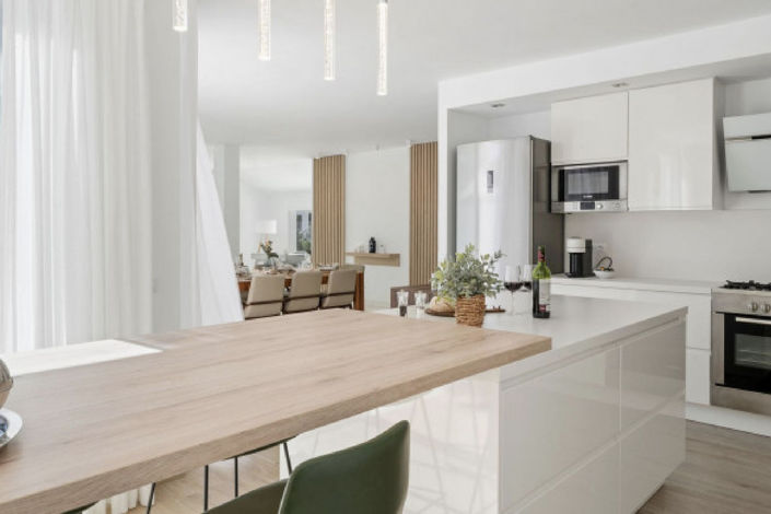 Image No.4-5 Bed Property for sale