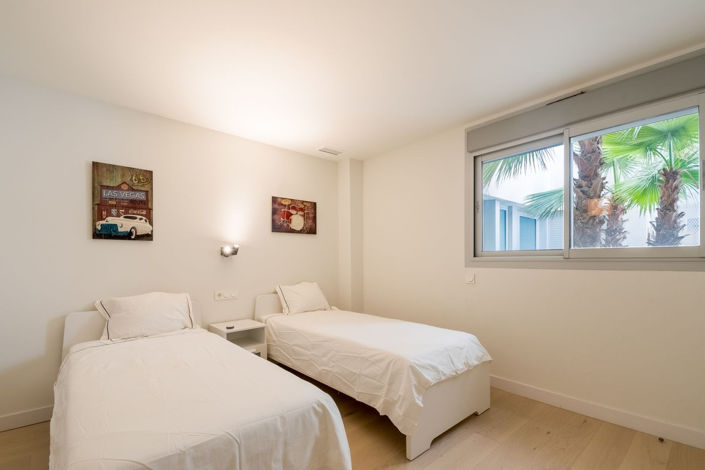 Image No.10-3 Bed Property for sale