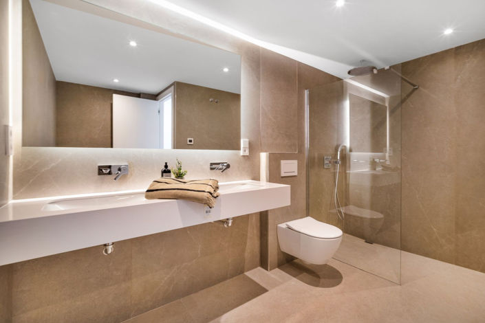 Image No.17-6 Bed Property for sale