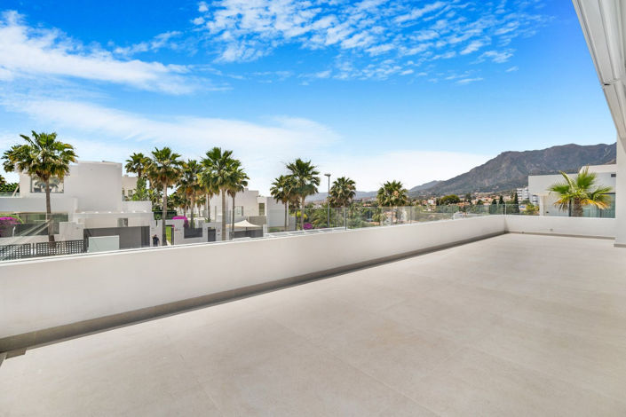 Image No.23-6 Bed Property for sale