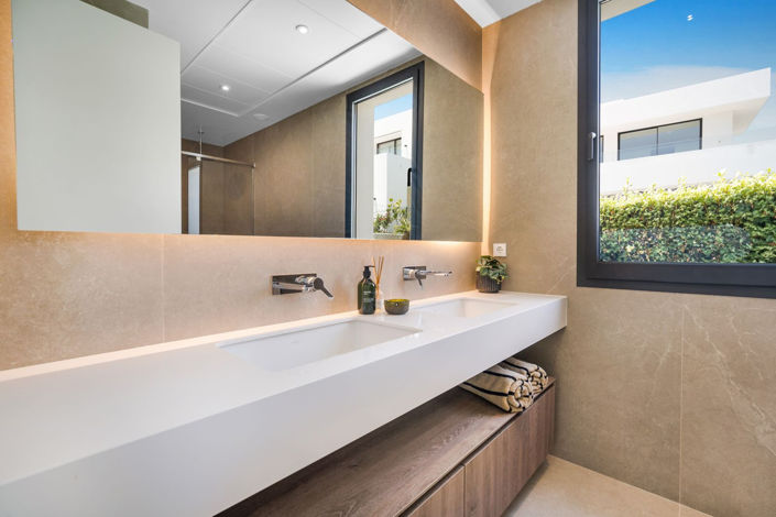 Image No.9-6 Bed Property for sale